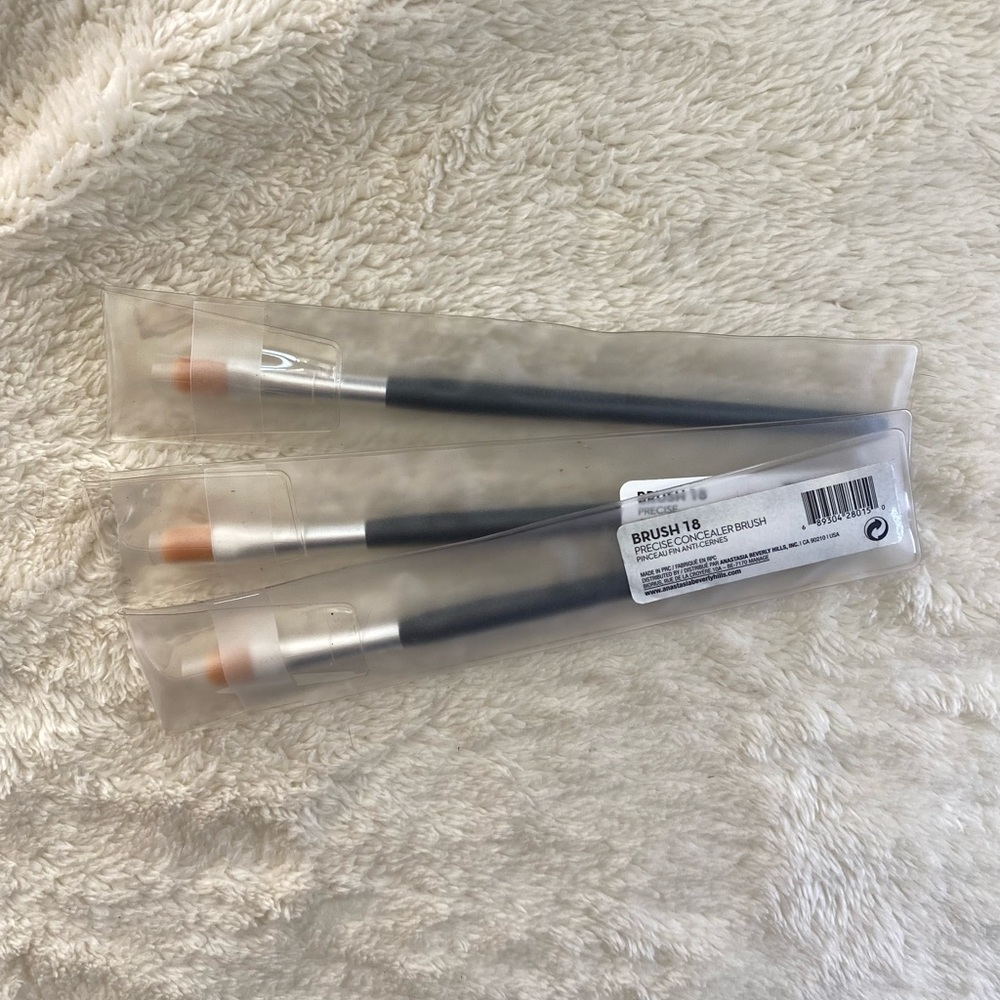 Anastasia Beverly Hills Brush 18